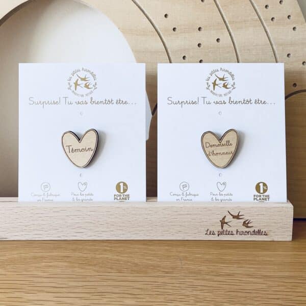 Pin's en bois cœur demoiselle d'honneur et cœur témoin. Les petites hirondelles