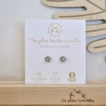 Boucles d'oreilles pailletées fleur argenté de la marque Les Petites Hirondelles sur leur cartonnette