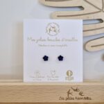 Boucles d'oreilles pailletées fleur bleu de la marque Les Petites Hirondelles sur leur cartonnette
