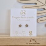 Boucles d'oreilles pailletées fleur doré de la marque Les Petites Hirondelles sur leur cartonnette