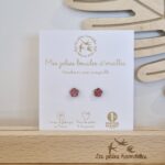 Boucles d'oreilles pailletées fleur rose de la marque Les Petites Hirondelles sur leur cartonnette