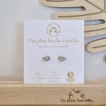 Boucles d'oreilles pailletées oiseau argenté de la marque Les Petites Hirondelles sur leur cartonnette