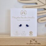 Boucles d'oreilles pailletées oiseau bleu de la marque Les Petites Hirondelles sur leur cartonnette