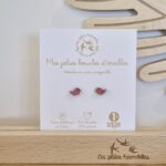Boucles d'oreilles pailletées oiseau rose de la marque Les Petites Hirondelles sur leur cartonnette