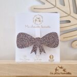 Barrette clip en feutrine pailletée nœud multicolore de la marque Les Petites Hirondelles sur sa cartonnette