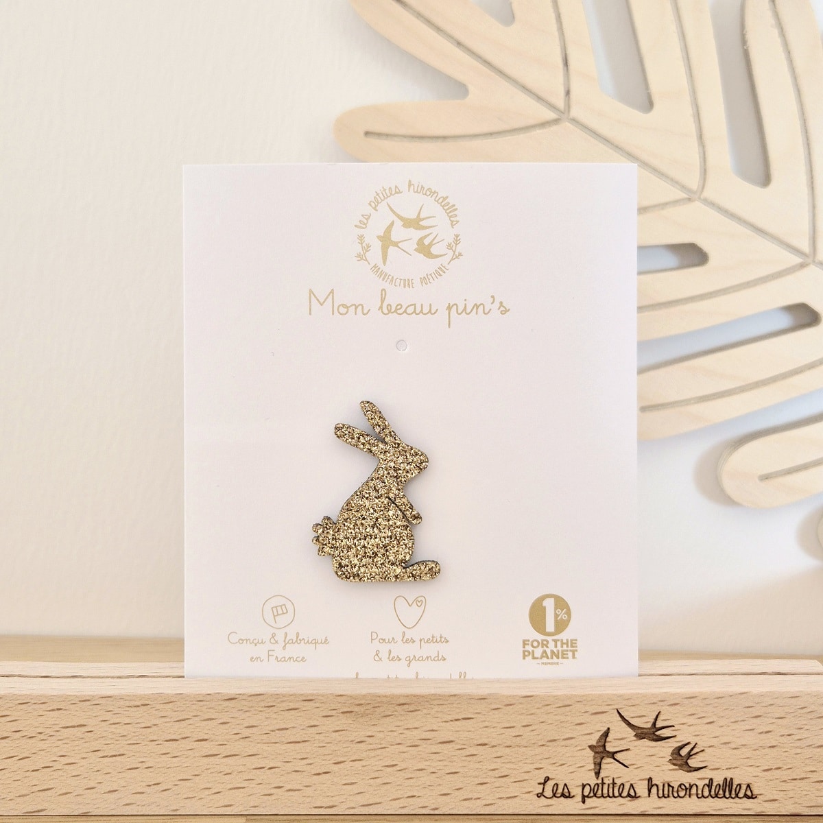 Pin's feutrine pailletée - Lapin doré - Les Petites Hirondelles Pin's en feutrine pailletée lapin doré de la marque Les Petites Hirondelles sur sa cartonnette