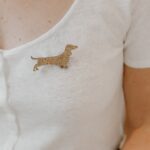 Broche pailletée teckel doré - Les Petites Hirondelles