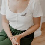 Broche pailletée teckel multicolore - Les Petites Hirondelles