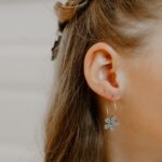 Créoles pailletées fleur argenté - Les Petites Hirondelles