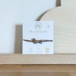 Bracelet en bois en forme de teckel lien doré