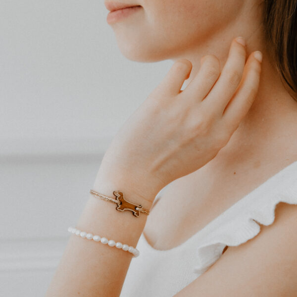 Bracelet en bois en forme de teckel