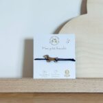 Bracelet en bois en forme de teckel lien vert
