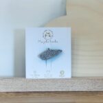 Pin's feutrine pailletée argenté en forme de béret