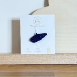 Pin's feutrine pailletée bleu en forme de béret
