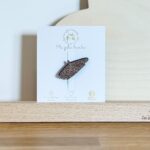 Pin's feutrine pailletée doré en forme de béret