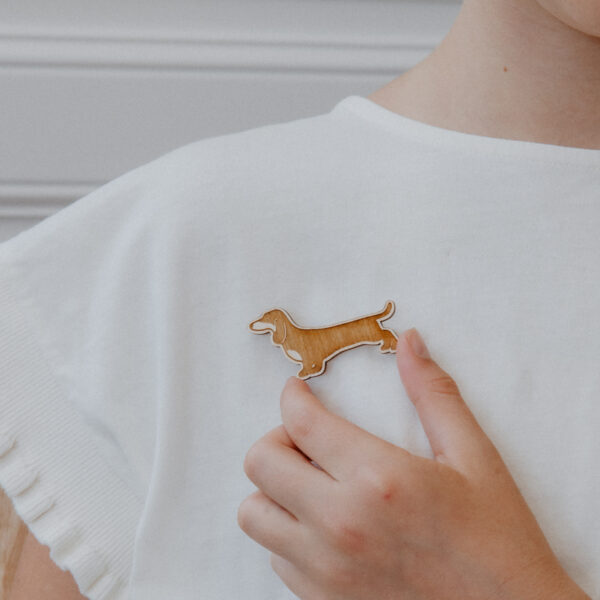 broche en bois en forme de teckel