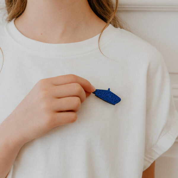 broche en forme de béret bleu
