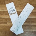 Marque page en papier avec écriture la vie est belle au recto et un motif fleurs au verso