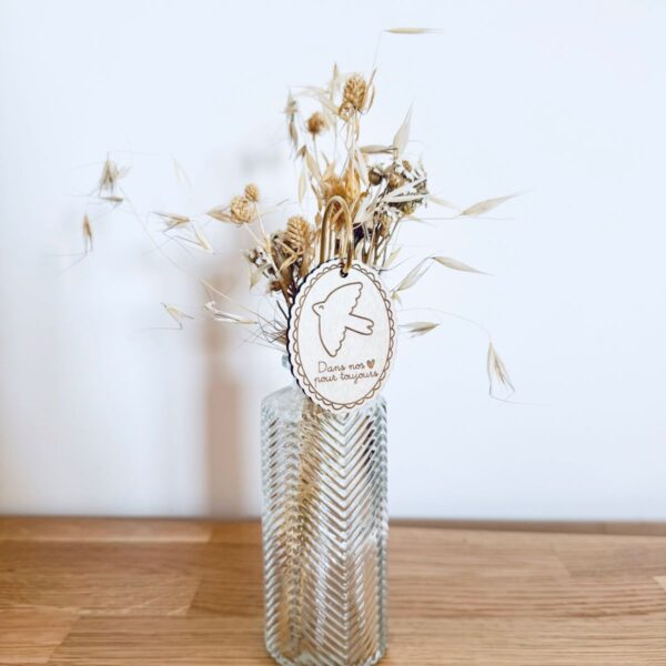 Pic Botanique avec tige en métal et élément en bois de bouleau en forme de colombe dans un vase