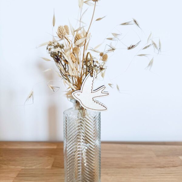 Pic Botanique avec tige en métal et élément en bois de bouleau en forme d'hirondelle dans un vase