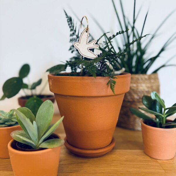 Pic Botanique avec tige en métal et élément en bois de bouleau en forme d'hirondelle dans une plante