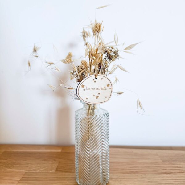 Pic Botanique avec tige en métal et élément en bois de bouleau écriture "la vie est belle" dans un vase