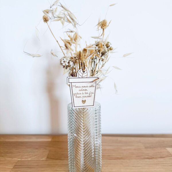 Pic Botanique avec tige en métal et élément en bois de bouleau en forme de pot de fleur et écriture "merci pour cette année" dans un vase