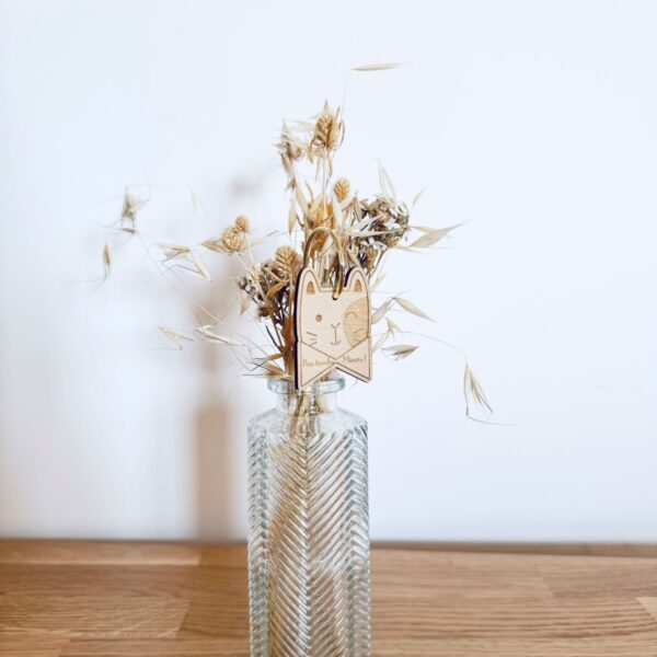 Pic Botanique avec tige en métal et élément en bois de bouleau en forme de chat et écriture "pas touche minou" dans un vase