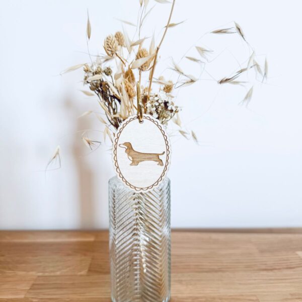 Pic Botanique avec tige en métal et élément en bois de bouleau en forme de teckel dans un vase