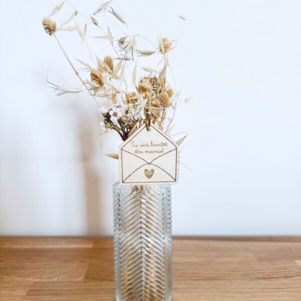 Pic Botanique avec tige en métal et élément en bois de bouleau en forme de lettre avec écriture "tu vas bientôt être mamie" dans un vase