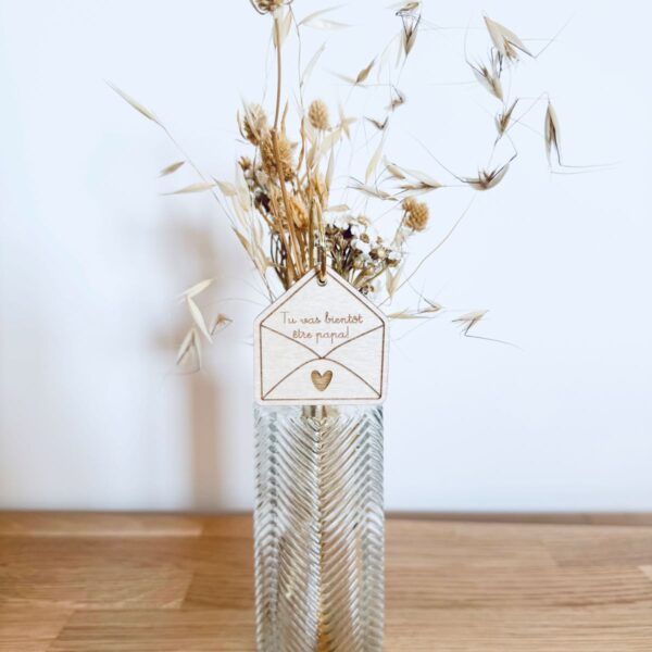 Pic Botanique avec tige en métal et élément en bois de bouleau en forme de lettre avec écriture "tu vas bientôt être papa" dans un vase