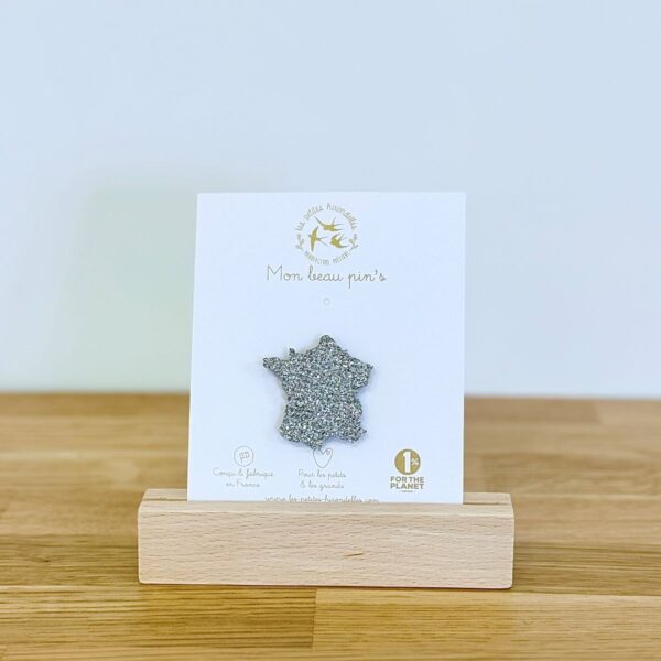 Pin's feutrine pailletée argent en forme de carte de la France