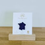 Pin's feutrine pailletée bleu en forme de carte de la France