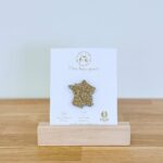 Pin's feutrine pailletée doré en forme de carte de la France