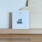 Pin's feutrine pailletée argenté Paris avec un cœur