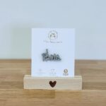 Pin's feutrine pailletée argent Paris avec la lettre A représentée par la tour Eiffel