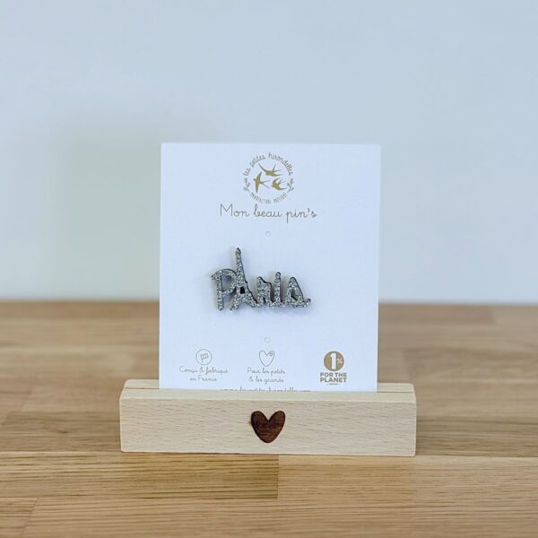 Pin's feutrine pailletée argent Paris avec la lettre A représentée par la tour Eiffel