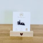 Pin's feutrine pailletée bleu Paris avec la lettre A représentée par la tour Eiffel