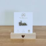 Pin's feutrine pailletée Doré Paris avec la lettre A représentée par la tour Eiffel