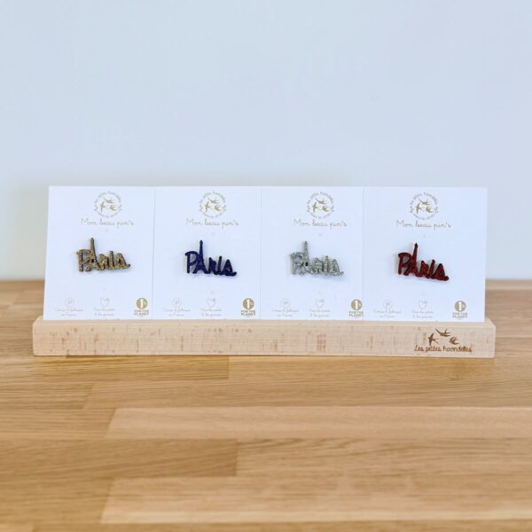 Pin's feutrine pailletée Paris avec la lettre A représentée par la tour Eiffel