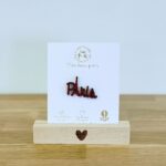 Pin's feutrine pailletée rouge Paris avec la lettre A représentée par la tour Eiffel