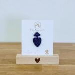 Pin's feutrine pailletée bleu en forme de symbole sacré cœur