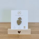 Pin's feutrine pailletée doré en forme de symbole sacré cœur