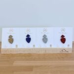 Pin's feutrine pailletée en forme de symbole sacré cœur