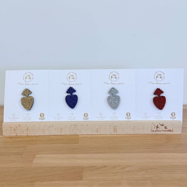 Pin's feutrine pailletée en forme de symbole sacré cœur