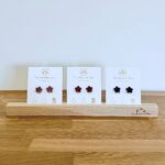 Boucles d'oreilles clip de différents coloris en forme de fleurs