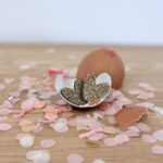 Pin's en feutrine pailletée doré en frome de lapin dans une coquille d'oeuf