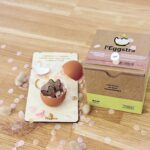 Pin's en feutrine pailletée doré en frome de lapin dans une coquille d'oeuf