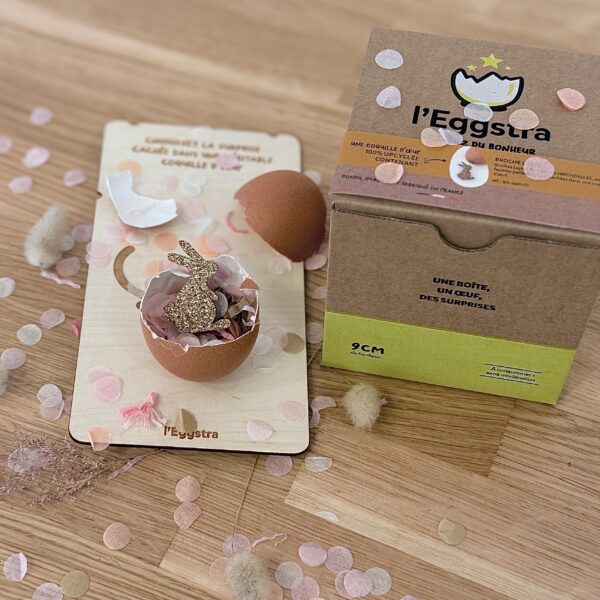 Pin's en feutrine pailletée doré en frome de lapin dans une coquille d'oeuf