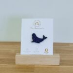 Pin's en feutrine pailletée en forme de phoque bleu